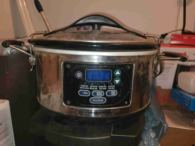 Hamilton Beach 6qt Slow Cooker in Microwaves & Cookers in Red Deer