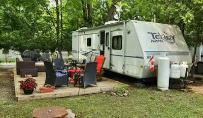 This is a clean, nicely laid out trailer with plenty of sleeping options. Two bunks in the back, fol...