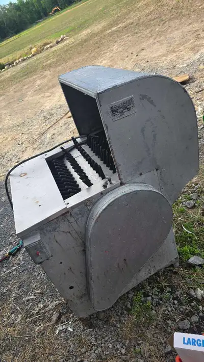 Commercial plucker 200+fingers. In working order.