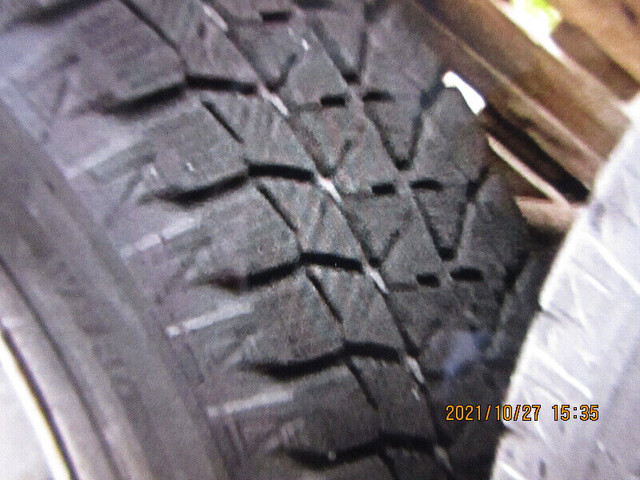 4 pneus d'hiver Bridgestone WS80 Blizzak 225/60/R16 presque neuf dans Pneus et jantes  à Laval/Rive Nord - Image 4