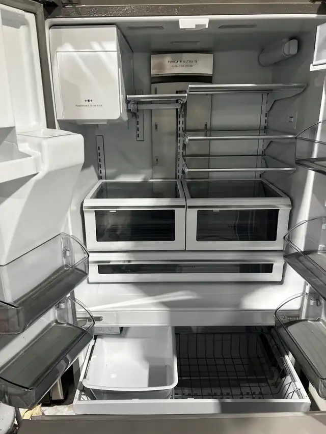 Réfrigérateur 3 porte 36po Inox. | FPBC2278U - Frigidaire in Refrigerators in City of Montréal - Image 3