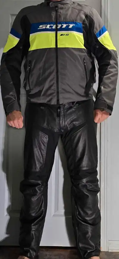 Amazing combo deal by Scott size 3XL fits perfectly taller riders 5.10 to 6.5 , Willing to sell it s...