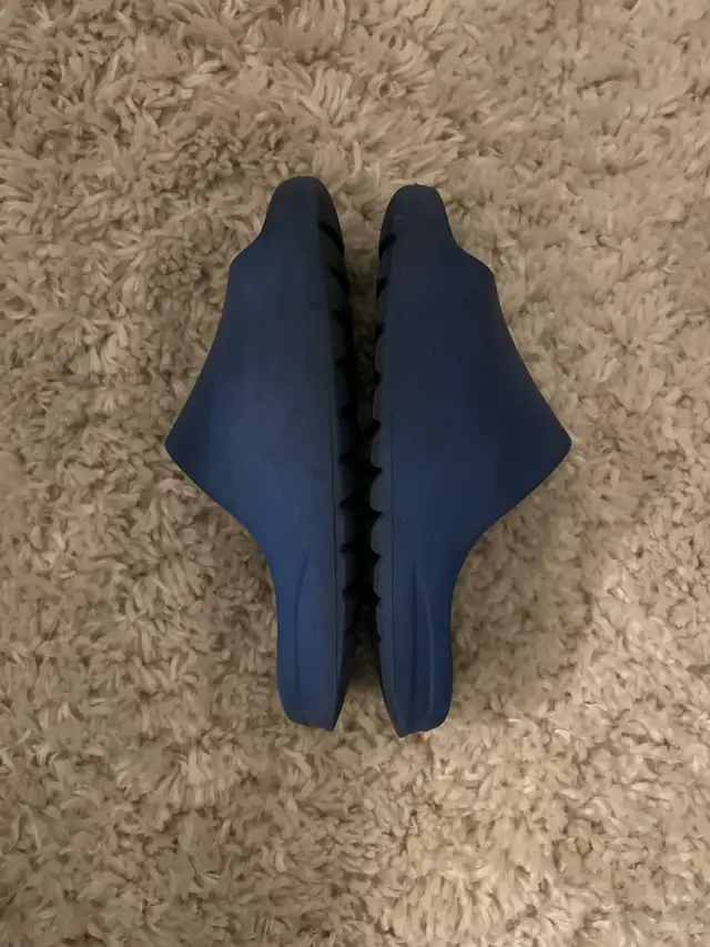 YEEZY slides “AZURE” size 11 in Men's Shoes in Oakville / Halton Region - Image 4