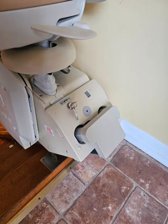 Acorn Stairlift – 11-Step Straight Track, Like New ($1,500) in Health & Special Needs in Mississauga / Peel Region - Image 4