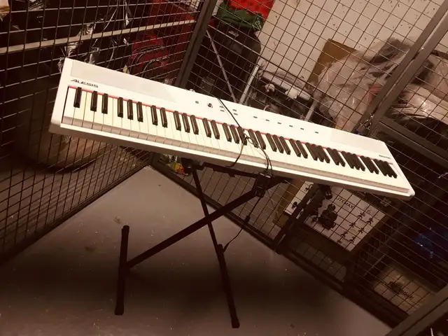 Alesis Recital 88 Keyboard Digital Piano with stand $200 in Pianos & Keyboards in City of Toronto - Image 2
