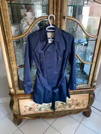 Perfect navy Banana Republic trench coat for Sale.