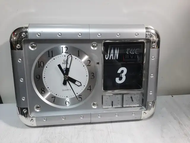 Royal Pearl Clock in Home Décor & Accents in City of Montréal - Image 2