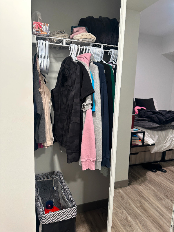 BEDROOM AVAILABLE FOR LEASE TAKEOVER (FEMALE) in Room Rentals & Roommates in St. Catharines - Image 4