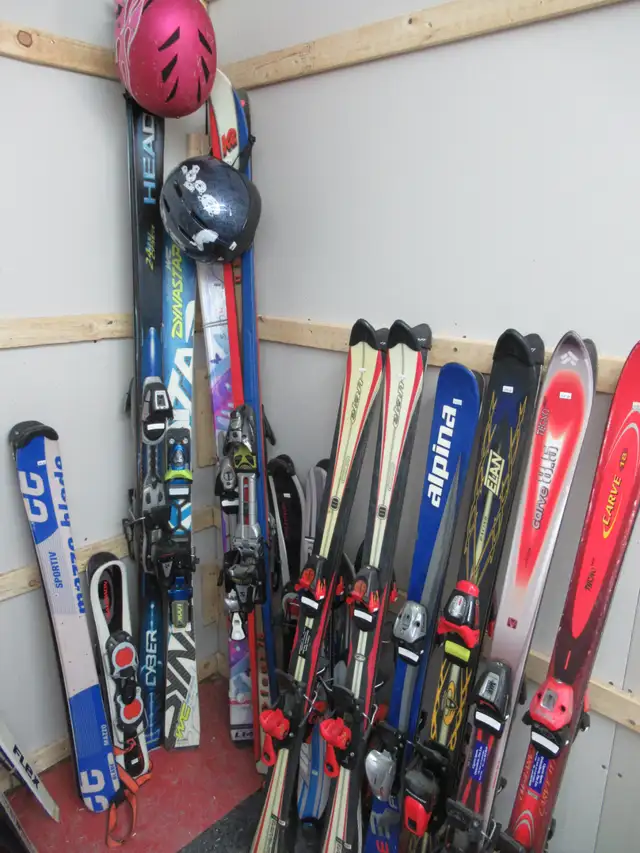 LOT de Ski Alpin, Snowblade, Bâton et Casque. in Ski in Laval / North Shore - Image 2