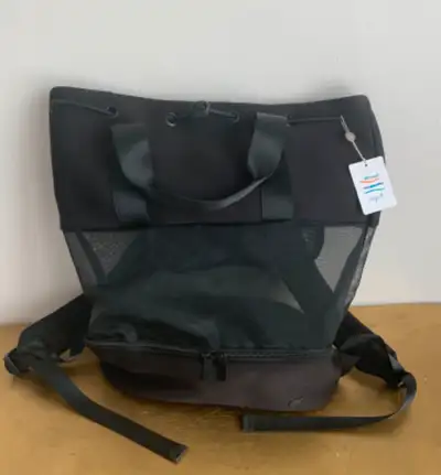 15" x 15" x 6". (New) Tropik mesh black backpack. Il a un trou. (Neuf) Sac à dos en maille noire. It...