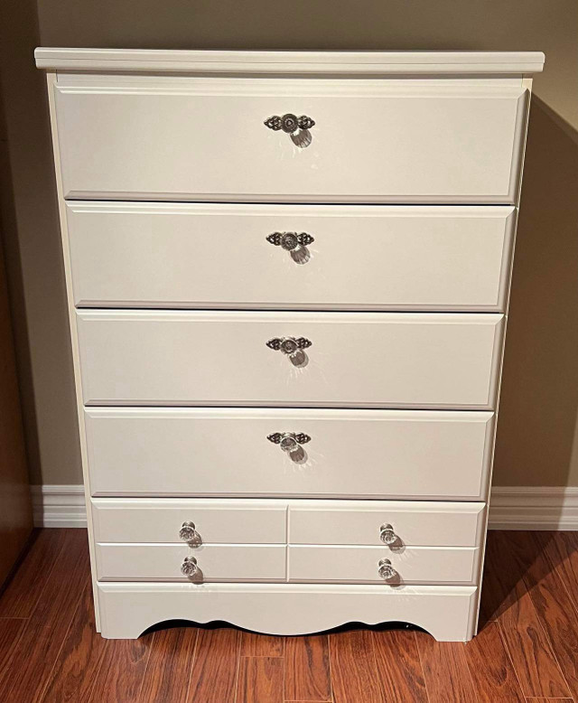 Girl’s 4 Piece Bedroom SetWhite with Diamond Shaped Knobs in Dressers & Wardrobes in Cambridge - Image 4