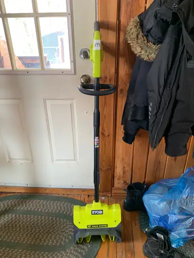 Pelle à neige électrique RYOBI 18V ONE+ Très peu utilisée, excellent état 10 pouces – parfaite pour...