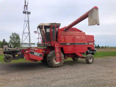 Batteuse white 8920 La batteuse et moteur vire bien Vient avec la table à grain et la table à andain