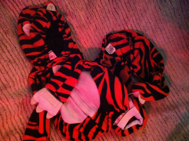 Tiger Costume Baby Babys Dress Cushioned Coat Cat Head Pant Set in Costumes in Markham / York Region - Image 3