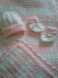 Couverture, bonnet et chaussons pour bébé faits à la main