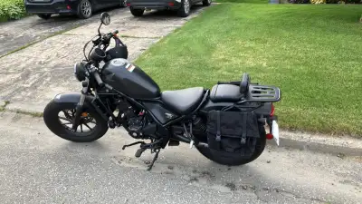 Moto Honda CMX300/A (ABS) Noir mat Très bonne condition Avec accessoires : Banc/dossier/rack passage...