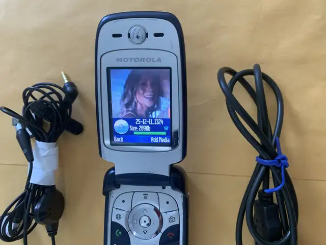 Motorola V360 Original GSM Flip Mobile Phone-Bluetooth-Unlocked in Cell Phones in City of Toronto - Image 4