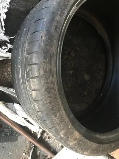 Pneus usagés bon pour la drift. Étaient sur BMW X4 M40i Goodyear Excellence run flat 2 x 245/40 R20...