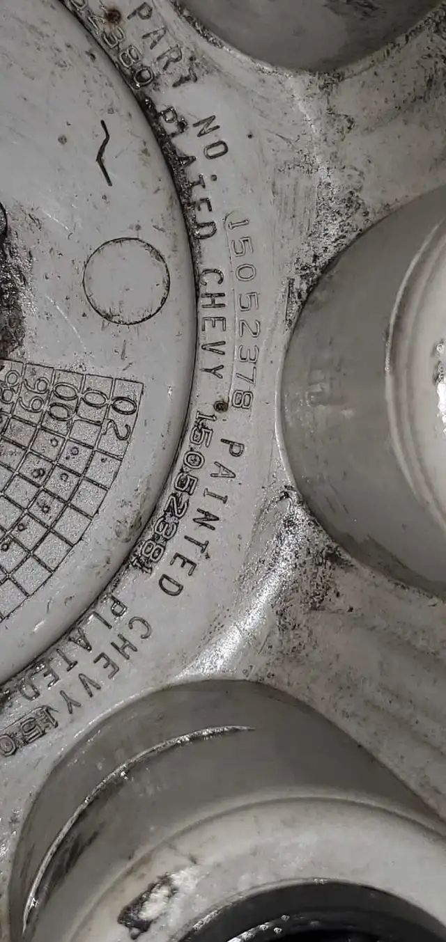 Center Caps wheel Hubcaps OEM Chevy Silverado , 1999 - in Tires & Rims in City of Toronto - Image 4