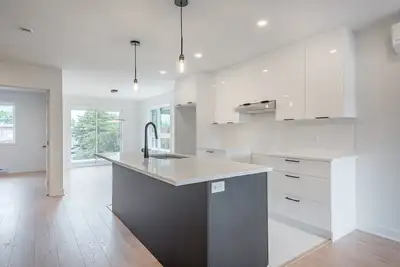 Beau 5 ½ en demi-sous-sol à louer à Longueuil, situé dans un quartier calme et agréable. Le logement...