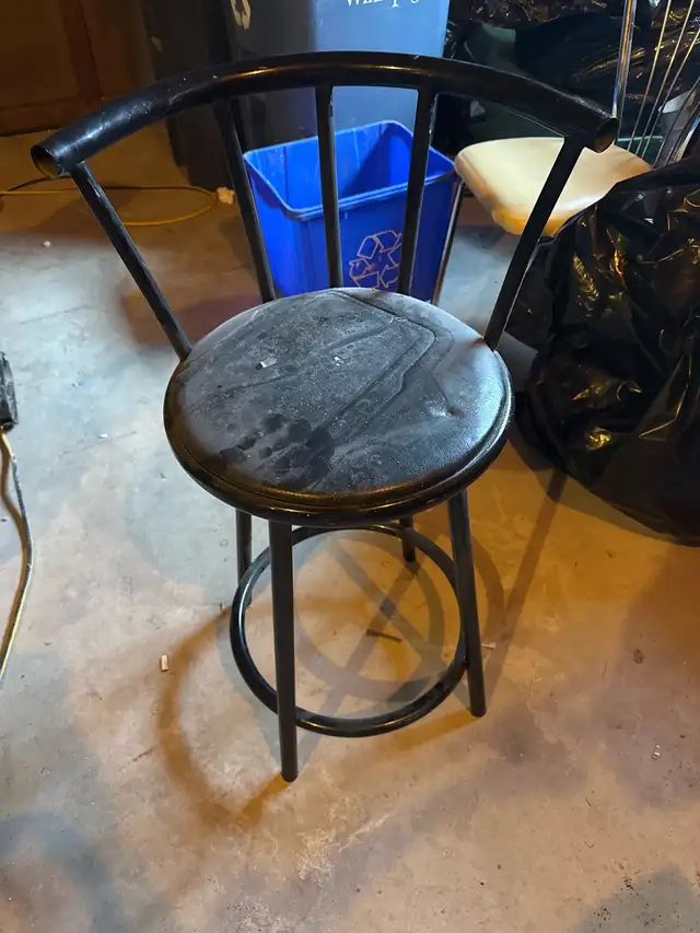 Table and stools/chairs in Dining Tables & Sets in Winnipeg - Image 4