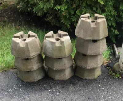 Faites une offre et venez les chercher……10 blocs de ciment de 11po 1/2 par 11po 1/2