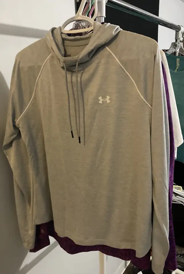 Under Armour Hoodie in Women's - Tops & Outerwear in Kitchener / Waterloo - Image 2