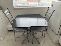 Table de cuisine avec 2 chaises