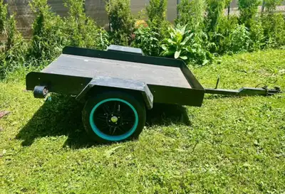 This is a sturdy, pre-owned 4x6 utility trailer, perfect for all your hauling needs. It features a d...