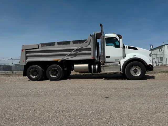 2020 Kenworth T880 Gravel/Dump Truck in Heavy Trucks in Terrace - Image 4