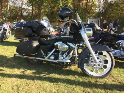 2004 HD Roadking Custom - **$2,200 Custom 21" Front Rim ** New Python Exhaust Pipes ** New $3,500 Bl...