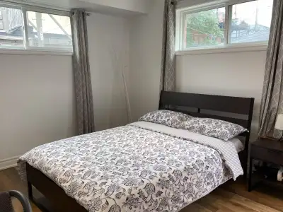 Spacious main floor room with private bathroom , Little Italy