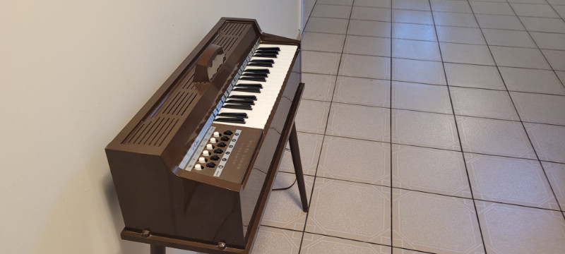 Used, Magnus Vintage Electric Fan Chord Organ - Working for sale  