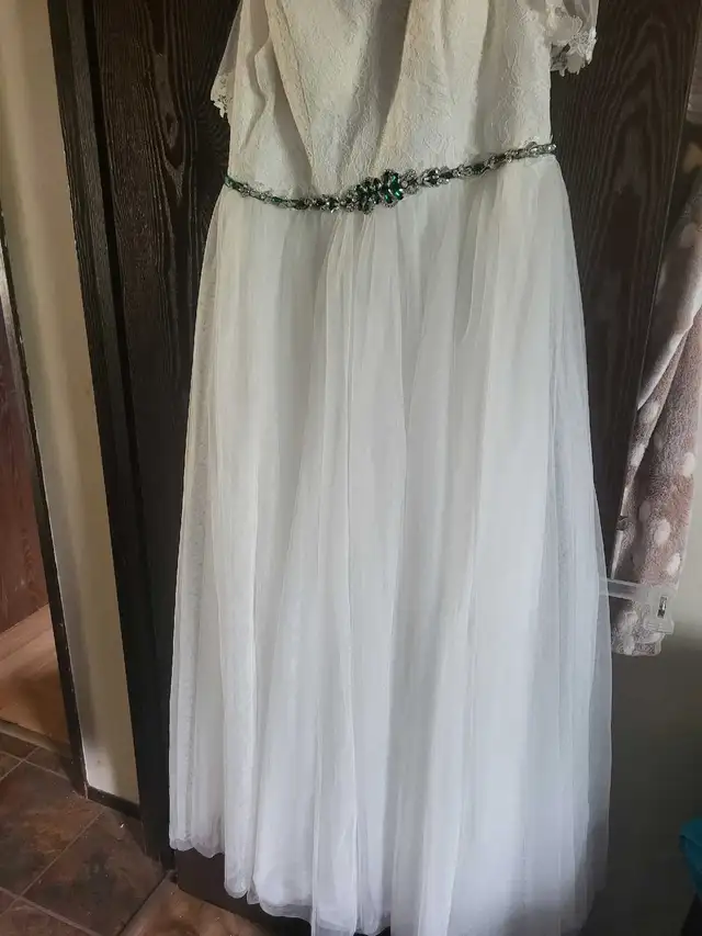 Wedding dress never worn xl in Wedding in Lethbridge - Image 4