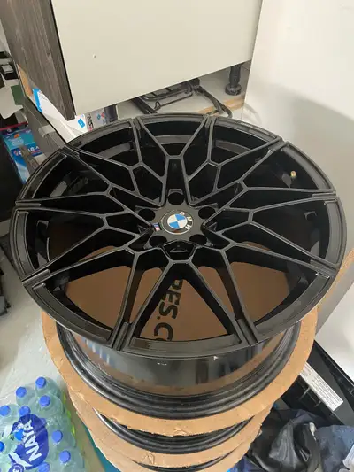 Very Clean No damages, dents or scuffs. It is staggered setup (BMW cars) No tires included, only rim...