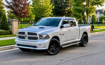 Dodge Ram 1500 Sport– Luxe et Puissance • Année/Modèle : 2017 • Couleur : Gris • Version : Sport • M...
