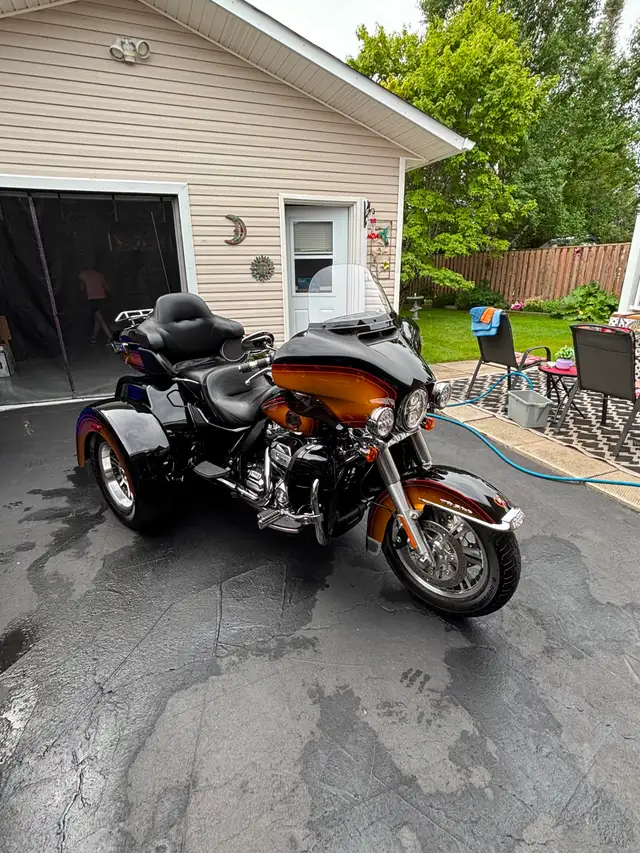 REDUCED, 2024 Harley Davidson Tri-Glide Ultra, Tobacco Fade in Touring in Timmins - Image 3