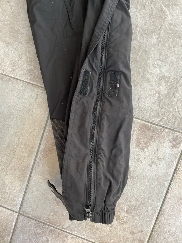 XL Youth lined snow pants in Kids & Youth in Vernon - Image 5