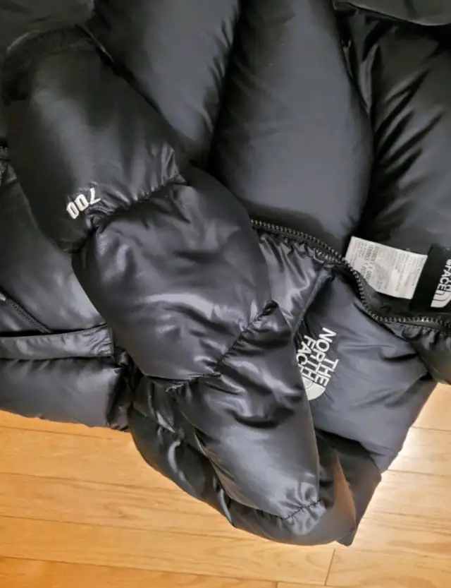 New North Face puffer jacket size xsmall  in Women's - Tops & Outerwear in City of Montréal - Image 8