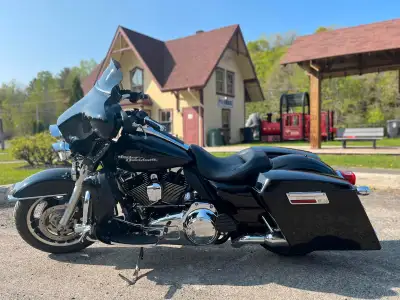 Magnifique Harley FLHTP 103 pc3, fiable et performante, roule comme un charme, très très bien équipé...