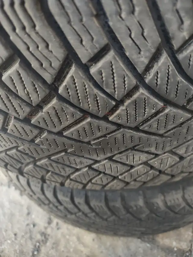 4 pneus hiver Nokian Hakkapeliitta 225-40R19 comme neufs in Other in Laval / North Shore - Image 4