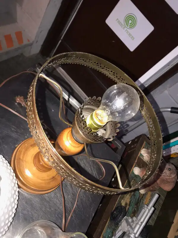 VINTAGE ROXTON TABLE LAMP WOOD BODY PERFECT - NO GLASS in Arts & Collectibles in Mississauga / Peel Region - Image 3