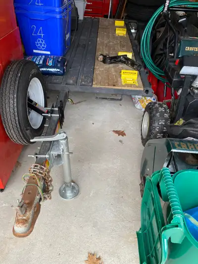 2003 Snow bear trailer model 700 7.5x4 with tongue jack and spare tire gvw 2000lbs, cargo capacity 1...