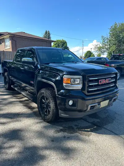 5.3L V8 engine Clean interior with SLE trim features Bakflip tonneau cover 33” Goodyear Wrangler tir...