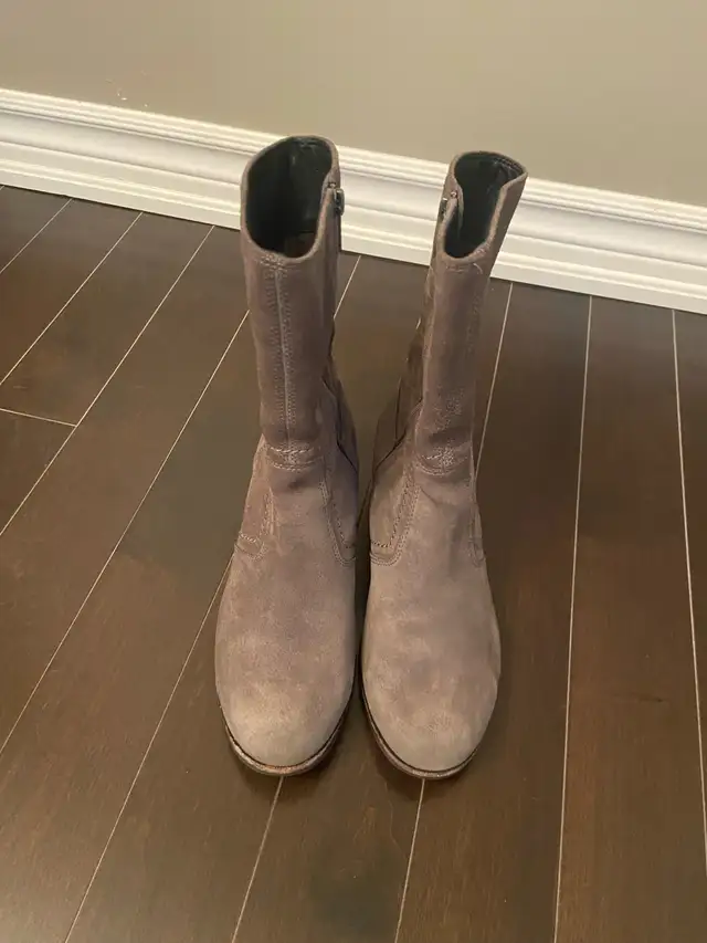 UGG Women's Boots size 8.5 in Women's - Shoes in Markham / York Region - Image 3