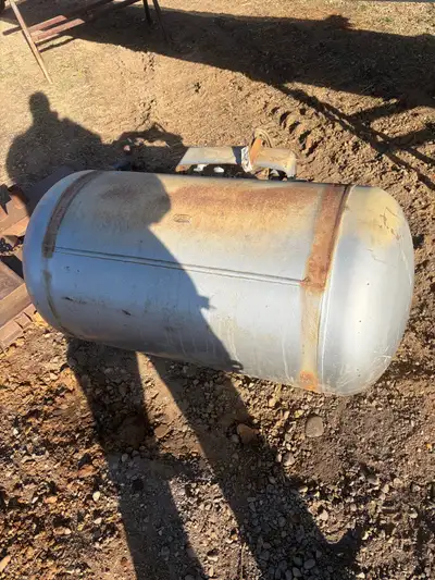 Propane tank off of a truck liquid propane 3/8 to 1/2 full 250 obo