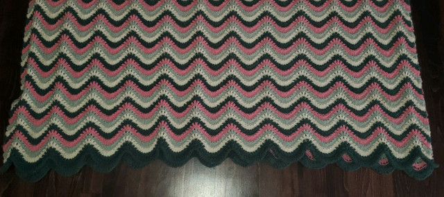 Vintage Handmade Knit Afghan/Throw with Scallops/Stripes in Home Décor & Accents in Oshawa / Durham Region - Image 2