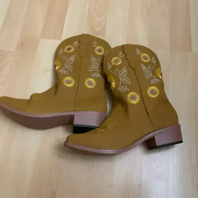 NEW — Women Cowboy Boots Size 36 — See Size Chart Photo, View more