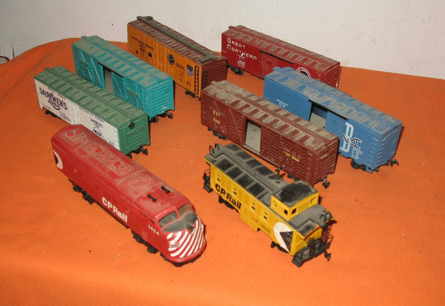 HO Scale CP Rail Diesel #1404 Plus 7 Rail Cars -All Work Great- in Hobbies & Crafts in Edmonton