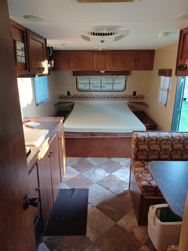 2016 Sportsmen ClassicUltra lightweight travel trailer. Can eas